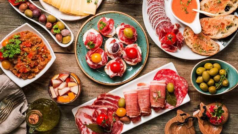 Une table couverte de tapas et de petites assiettes à partager.
