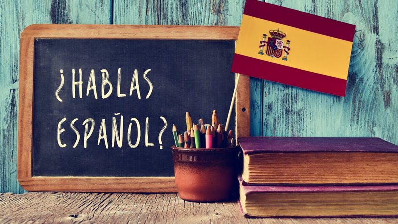Un tableau noir portant la question « ¿Hablas español ? » à côté du drapeau espagnol.