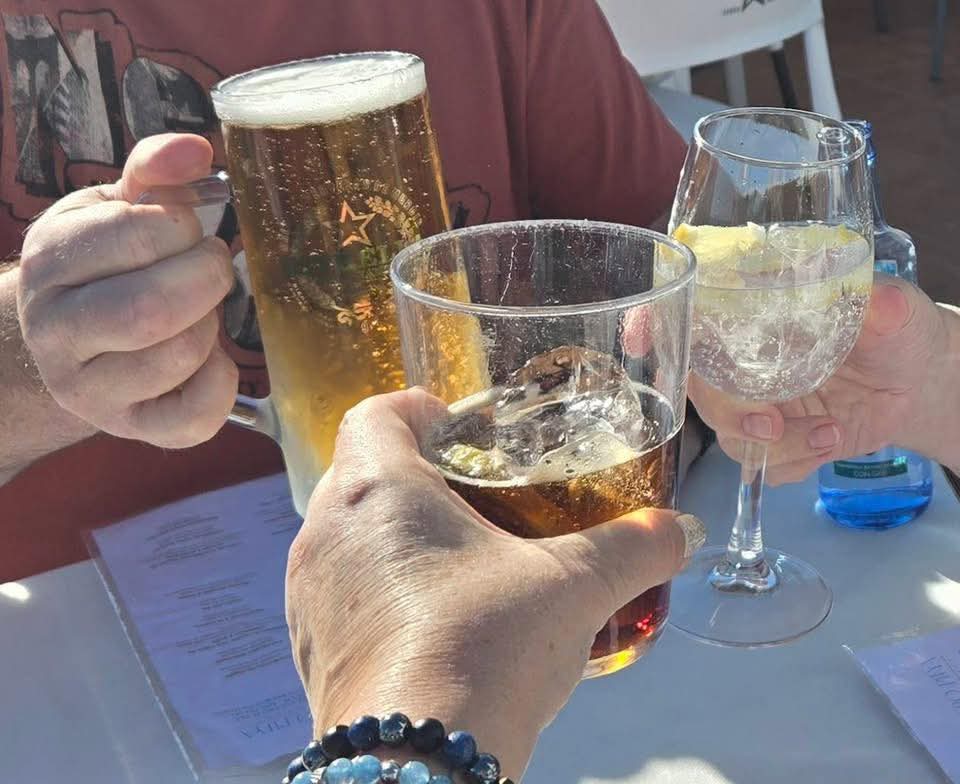 Clients fêtant leur achat en Andalousie