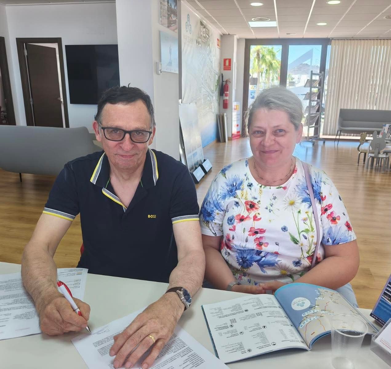 Clients signant chez Secundo pour un appartement en Costa Almer&iacute;a