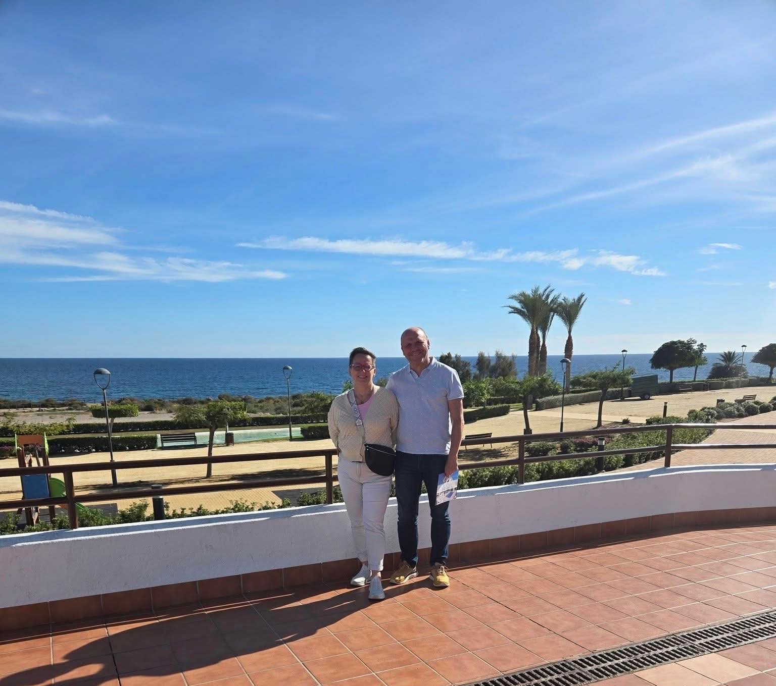 Marielle et Didier sur leur terrasse vue mer en Costa Almer&iacute;a