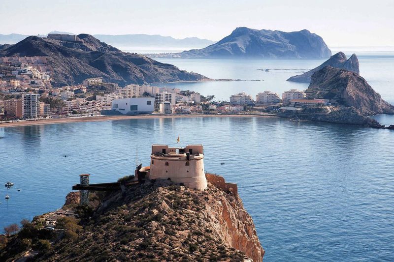 La baie d'Águilas, son château de San Juan et l'Isla del Fraile