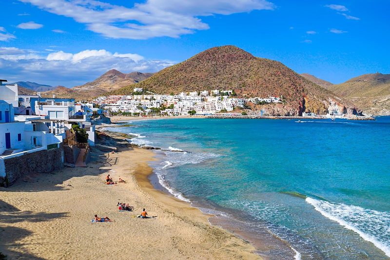 Un village blanc et sa plage turquoise dans le parc naturel de Cabo de Gata