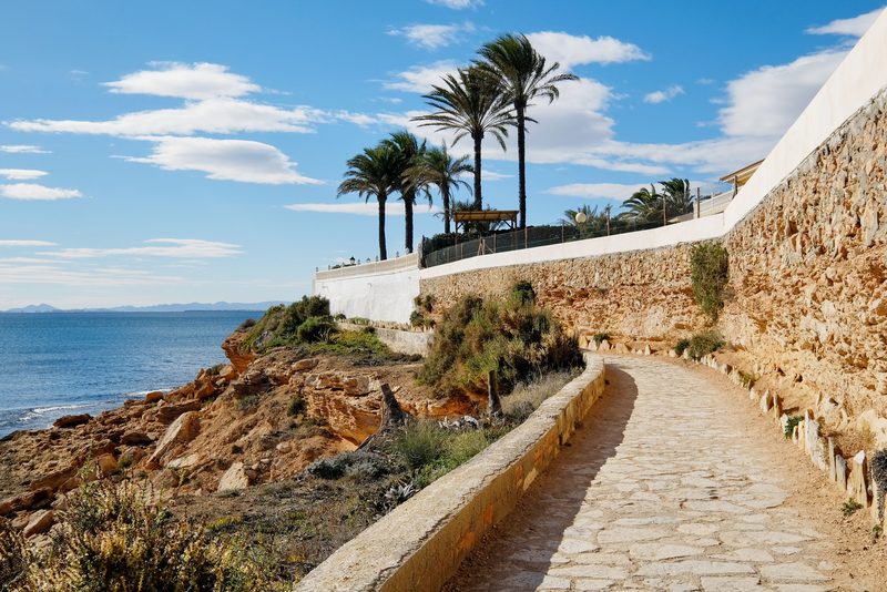Le chemin côtier de Cabo Roig longeant les falaises ocres, à Orihuela Costa