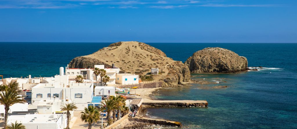 Le village de pêcheurs de La Isleta del Moro et son rocher, parc naturel de Cabo de Gata, Costa Almería