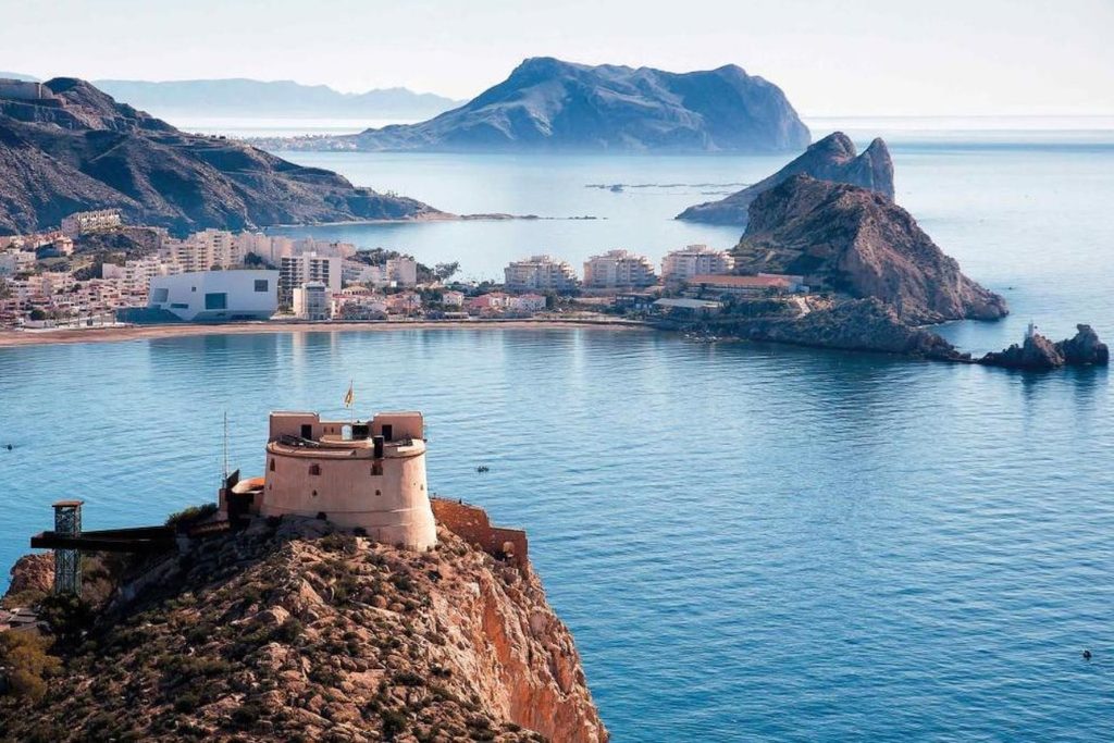 Le château de San Juan surplombant la baie d'Águilas et l'Isla del Fraile