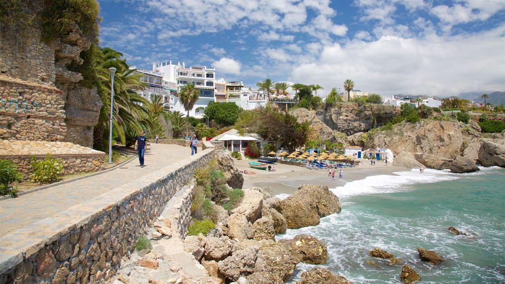 Le Balcón de Europa et la plage de Calahonda à Nerja, Costa del Sol