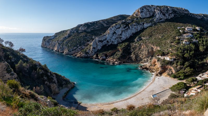 La crique de la Cala Granadella à Jávea, entre pinèdes et eaux turquoise